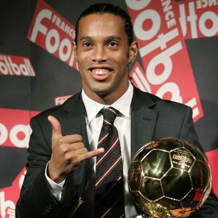 Ronaldinho Gaúcho recebe a Bola de Ouro em 2005; até 1994, apenas europeus competiam