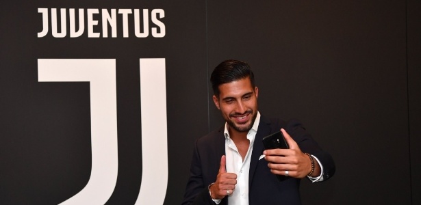 Emre Can, ex-Liverpool, posa para selfie nas dependências da Juventus - Twitter / Juventus