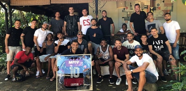 Ederson, ao centro segurando camisa do Fla, reuniu companheiros em despedida - Divulgação / Facebook de Ederson