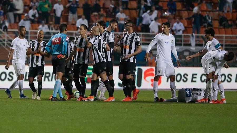 Jogadores de Santos e Atlético-MG pressionam arbitragem em partida válida pela Copa do Brasil - Marcello Zambrana/AGIF