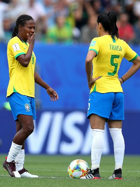 Formiga e Thaísa se preparam para iniciar o jogo da seleção brasileira contra a Jamaica - Naomi Baker - FIFA/FIFA via Getty Images