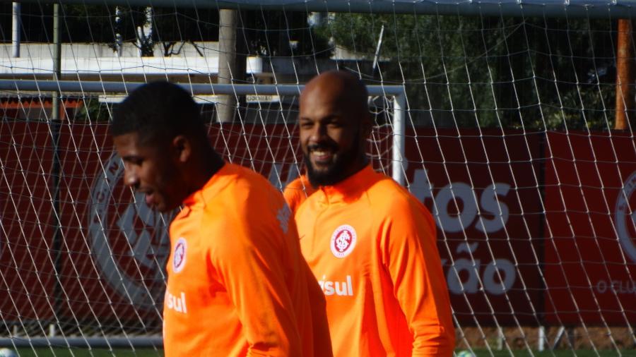 Emerson Santos (e) recepcionou o Bruno Silva (d) no Inter. Eles foram colegas no Botafogo - Marinho Saldanha/UOL