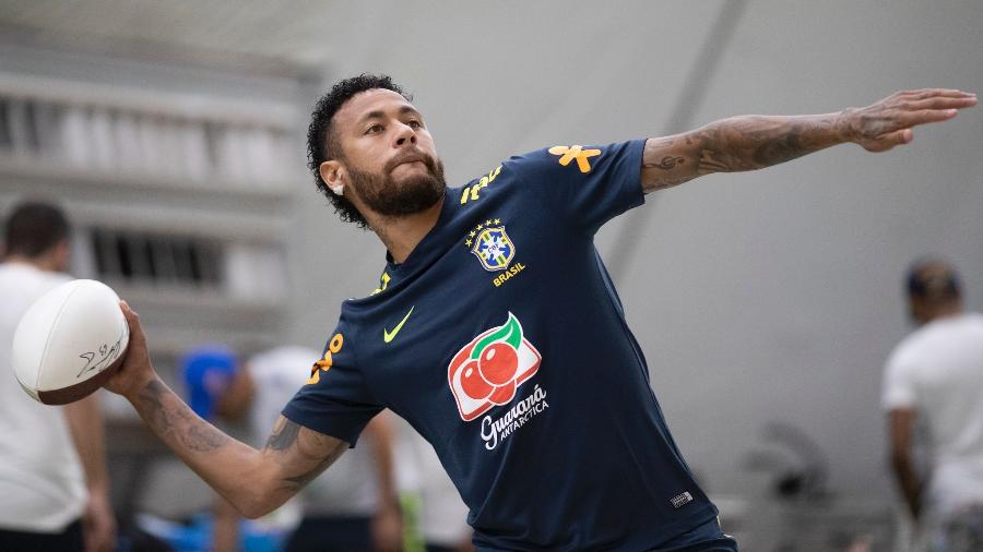 Neymar se aventura com bola de futebol americano antes do primeiro treino da seleção nos Estados Unidos - Lucas Figueiredo/CBF