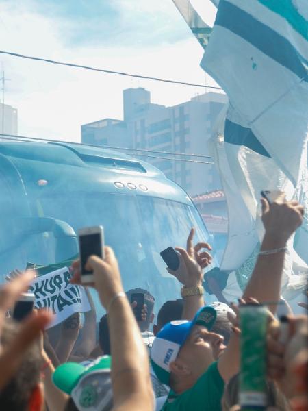 Ônibus do Guarani na chegada da delegação ao estádio Brinco de Ouro da Princesa, em Campinas, antes do clássico contra a Ponte Preta - Rebeca Reis/AGIF