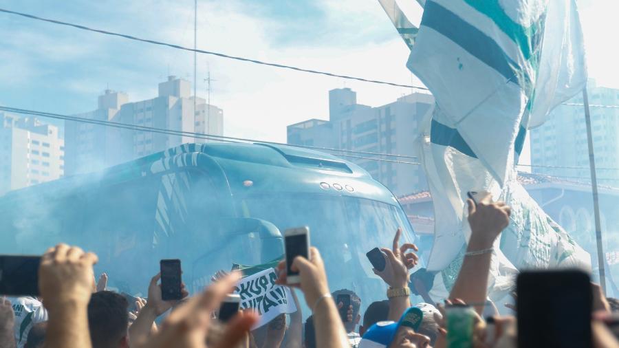 Ônibus do Guarani na chegada da delegação ao estádio Brinco de Ouro da Princesa, em Campinas, antes do clássico contra a Ponte Preta - Rebeca Reis/AGIF