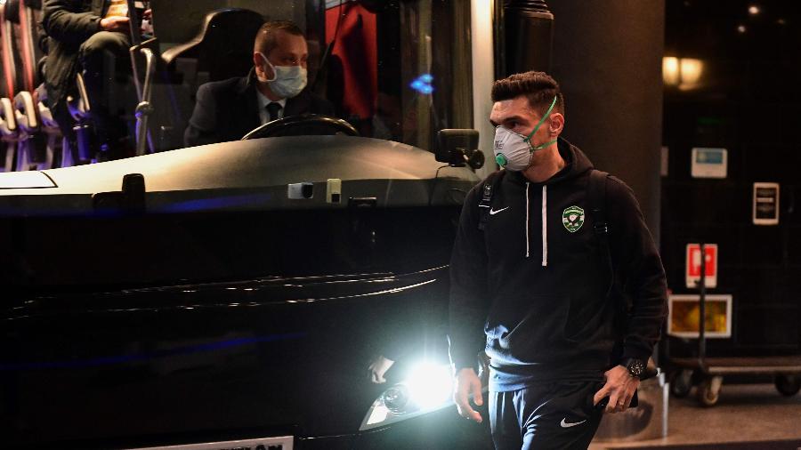 Jogadores do Ludogorets usam máscaras de proteção por temor de covid-19, o novo coronavírus, ao chegarem na Itália para o duelo contra a Inter de Milão pela Liga Europa - Miguel Medina/AFP
