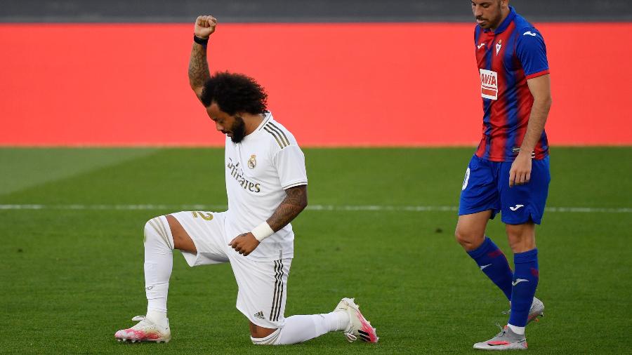 Marcelo comemora gol do Real Madrid contra o Eibar com manifestação contra o racismo - Pierre-Philippe Marcou/AFP