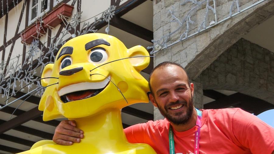 Bruno Souza e Ginga, mascote do COB - Ana Patrícia/COB
