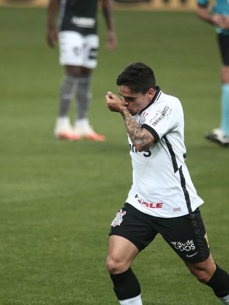 Fagner comemora gol de pênalti do Corinthians contra o Botafogo - Ettore Chiereguini/AGIF