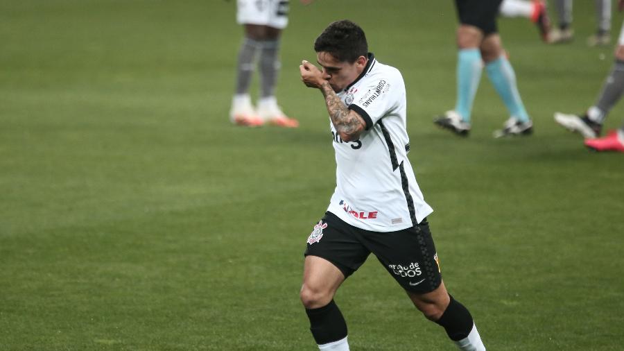 Fagner comemora gol do Corinthians contra o Botafogo; lateral cumpriu suspensão contra o Atlético-GO - Ettore Chiereguini/AGIF