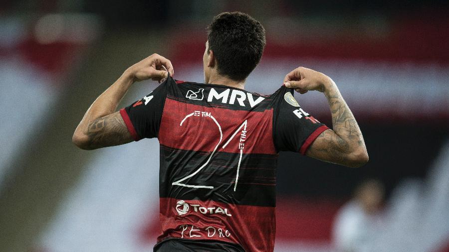 Pedro exibe número da camisa após marcar para o Flamengo contra o Goiás: oito gols nos seus sete últimos jogos - Jorge Rodrigues/AGIF