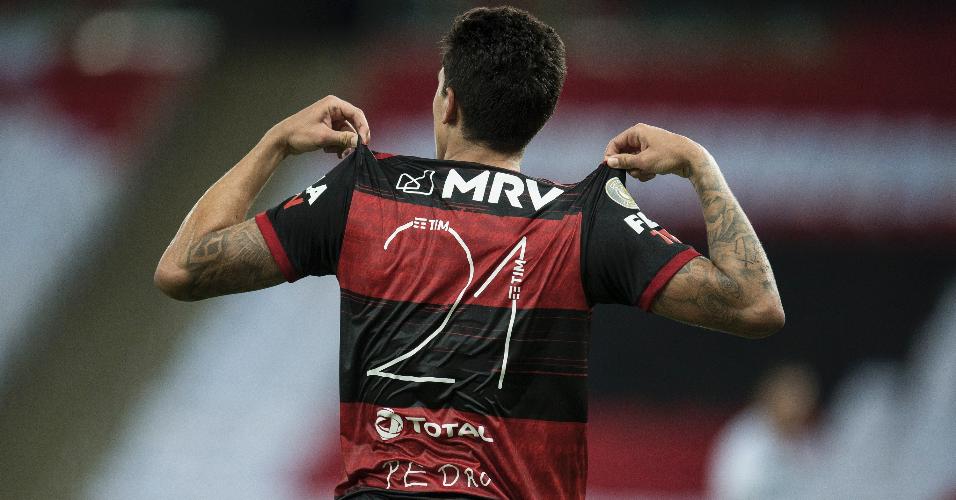 Pedro exibe número da camisa após marcar para o Flamengo contra o Goiás