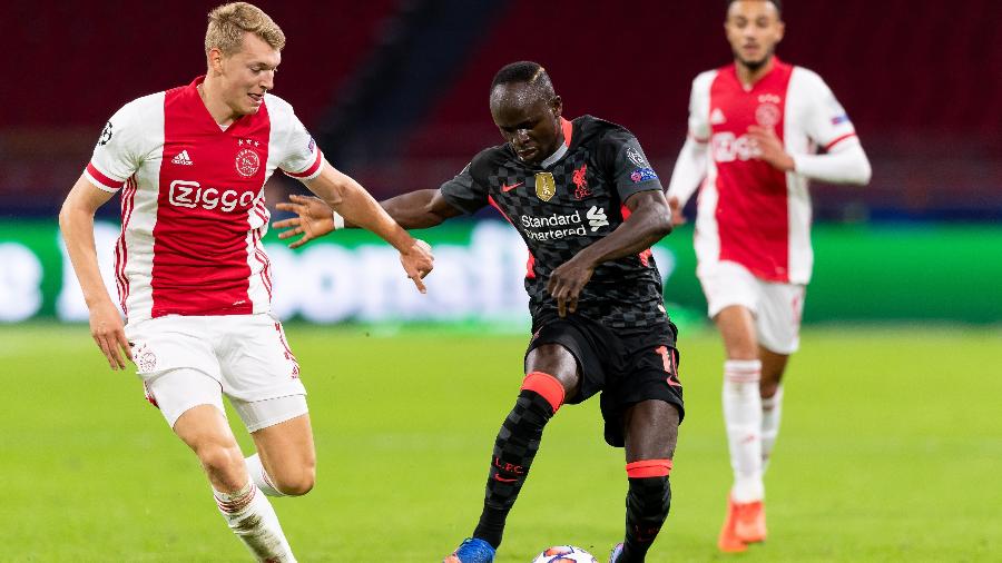 Perr Schuurs (Ajax) e Sadio Mane (Liverpool) durante partida pela Liga dos Campeões - Getty Images