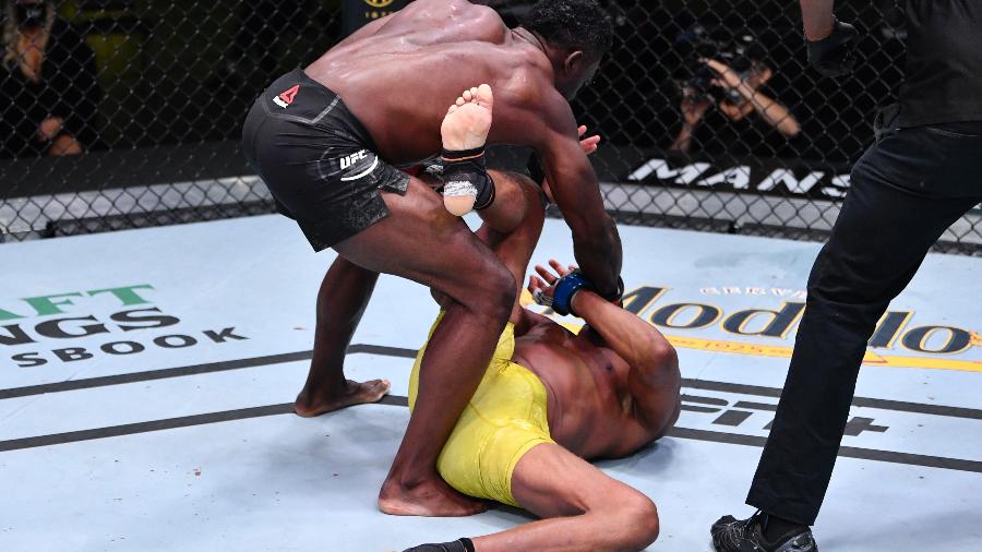 Uriah Hall atinge Anderson Silva com golpes em despedida do brasileiro no UFC - Jeff Bottari/Getty Images