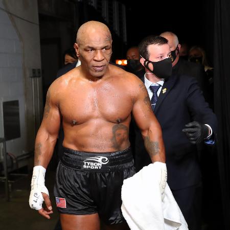 Mike Tyson entra no ringue para luta contra Roy Jones Jr em Los Angeles