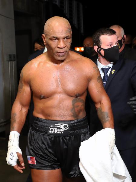Mike Tyson indo para o ringue para luta contra Roy Jones Jr., em 2020 - Joe Scarnici/Getty Images for Triller