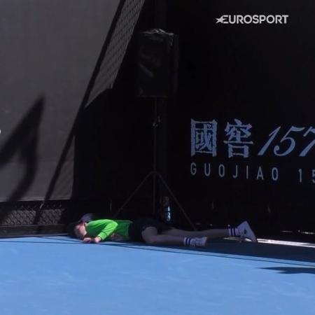 Pegadora de bola desmaiou durante jogo do Australian Open - Reprodução