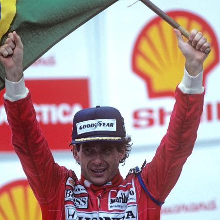 Ayrton Senna comemora a vitória no GP do Brasil de 1991, a sua primeira no autódromo de Interlagos