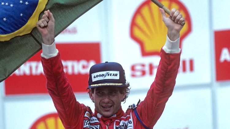 Ayrton Senna comemora a vitória no GP do Brasil de 1991, a sua primeira no autódromo de Interlagos