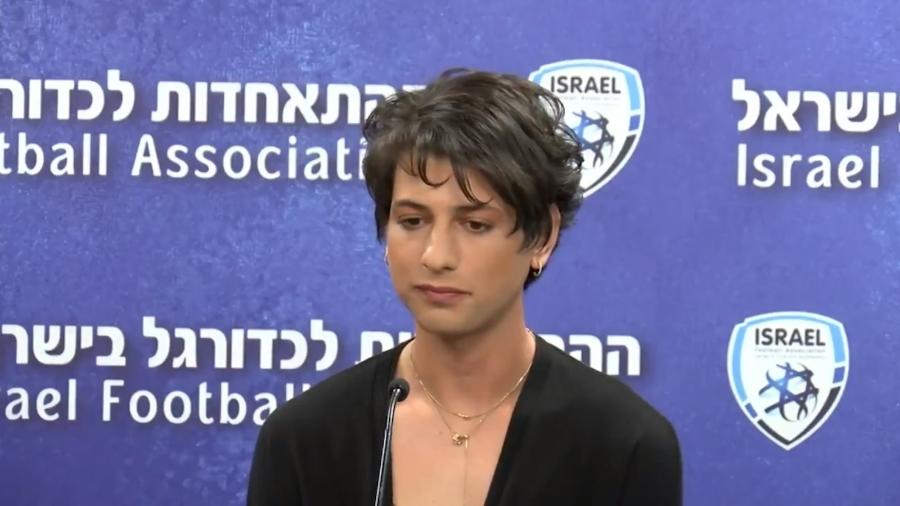 Sapir Berman, 26, durante a entrevista coletiva em que anunciou sua identidade de gênero - Reprodução/The Times of Israel