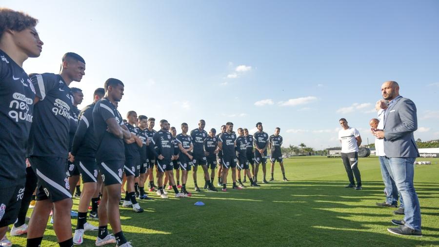 Gerente de futebol do Corinthians, Alessandro conversa com o elenco antes do treino nesta segunda - Rodrigo Coca/Agência Corinthians