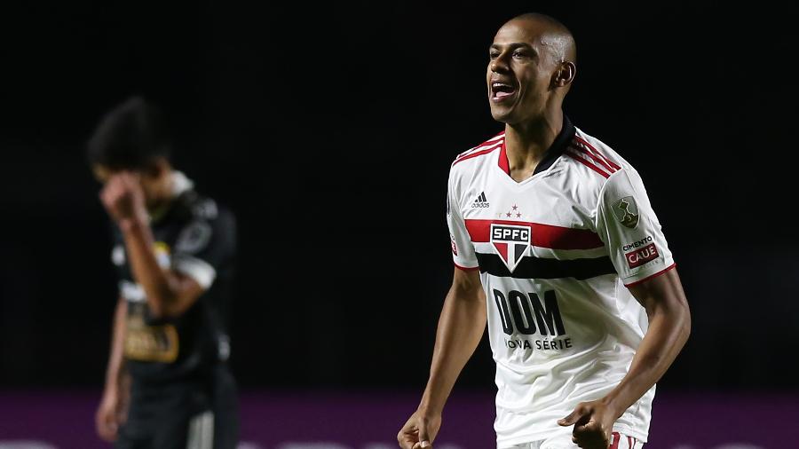 Bruno Alves comemora gol do São Paulo contra o Sporting Cristal na Libertadores - Alexandre Schneider/Getty Images