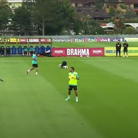 Neymar caído no gramado após dividida - Reprodução/CBF TV
