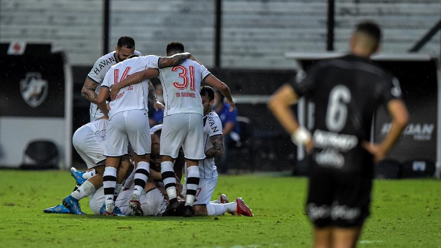 Jogadores do Vasco comemoram gol de Caio Lopes em partida contra a Ponte Preta - Thiago Ribeiro/AGIF