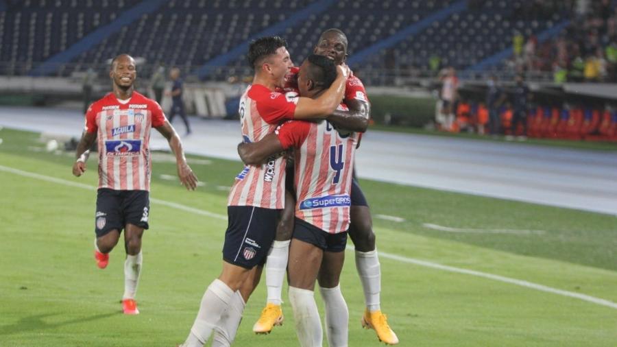 Fabián Ángel e Willer comemoram gol do Junior Barranquilla. Minutos antes, eles compartilharam um "pó mágico" - Reprodução/Twitter @JuniorClubSA
