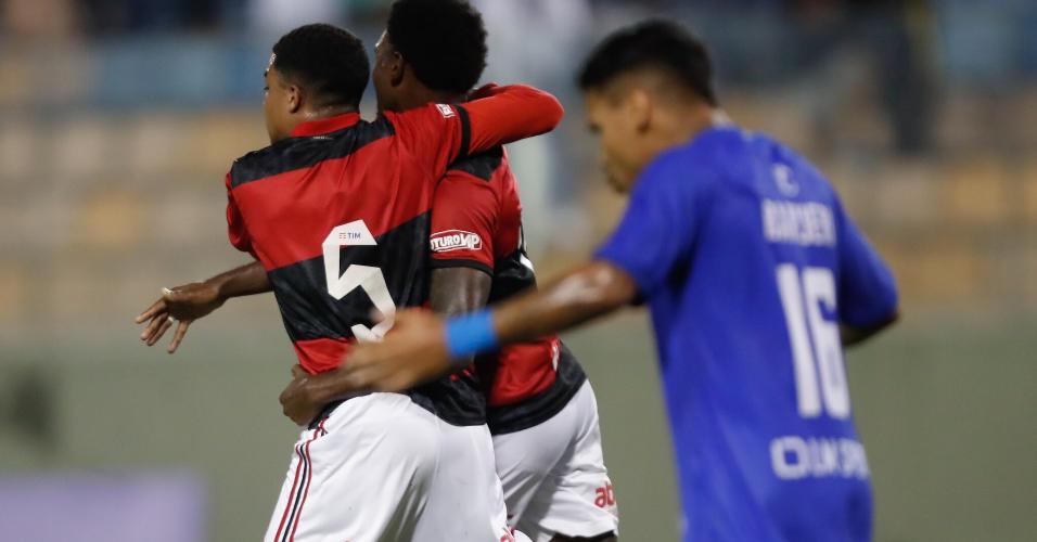 Jogadores do Flamengo comemoram gol contra o Oeste, pela terceira rodada da Copa SP