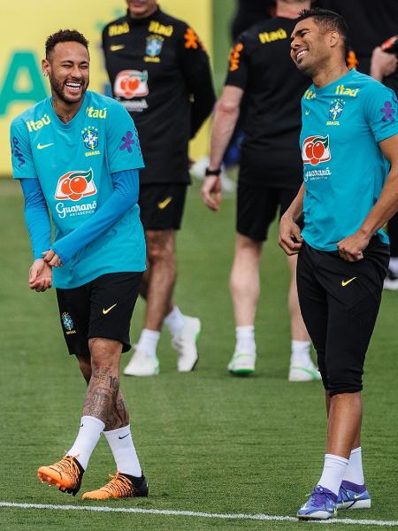 Neymar e Casemiro durante treino da seleção brasileira na Granja Comary - Pedro Martins/CBF
