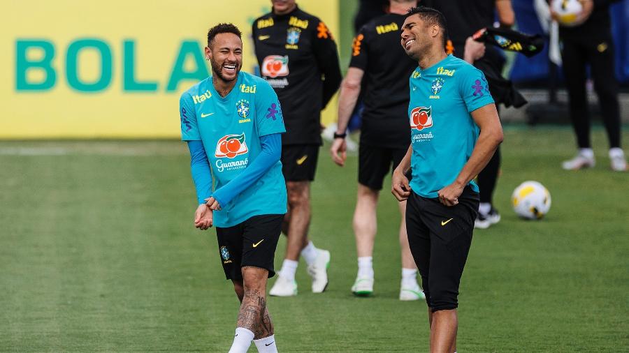 Neymar e Casemiro durante o treino de ontem (24) da seleção brasileira na Granja Comary - Pedro Martins/CBF