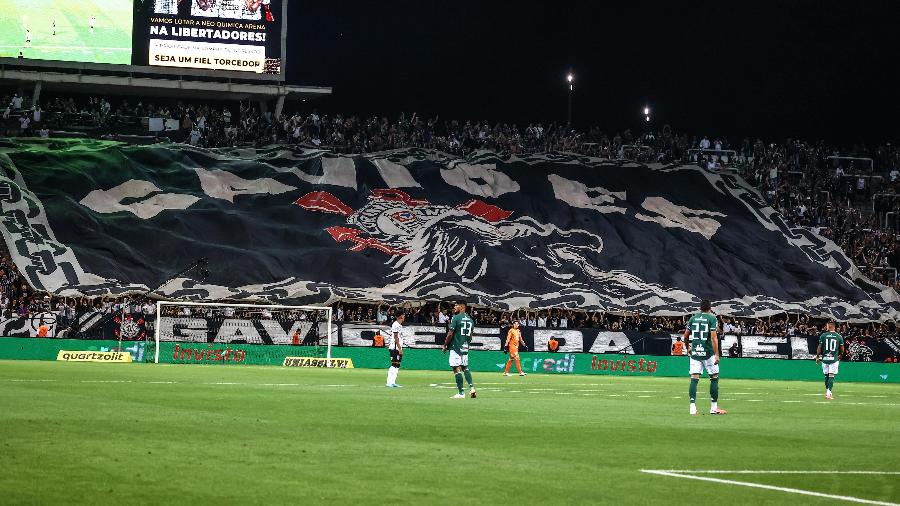 Torcedores do Corinthians estendem bandeirão na partida contra o Guarani pelo Paulistão 2022 - Marcello Zambrana/AGIF
