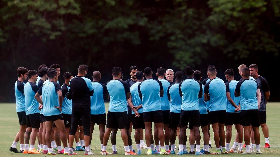 Luís Castro, técnico do Botafogo, conversa com jogadores em treino - Vitor Silva / Botafogo