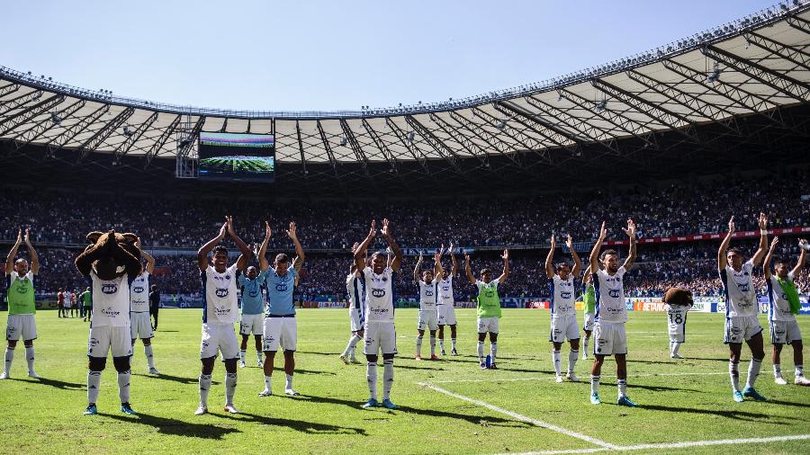 Jogadores do Cruzeiro comemoram no Mineirão lotado após partida contra o Sampaio Corrêa - Thomas Santos/Staff Images