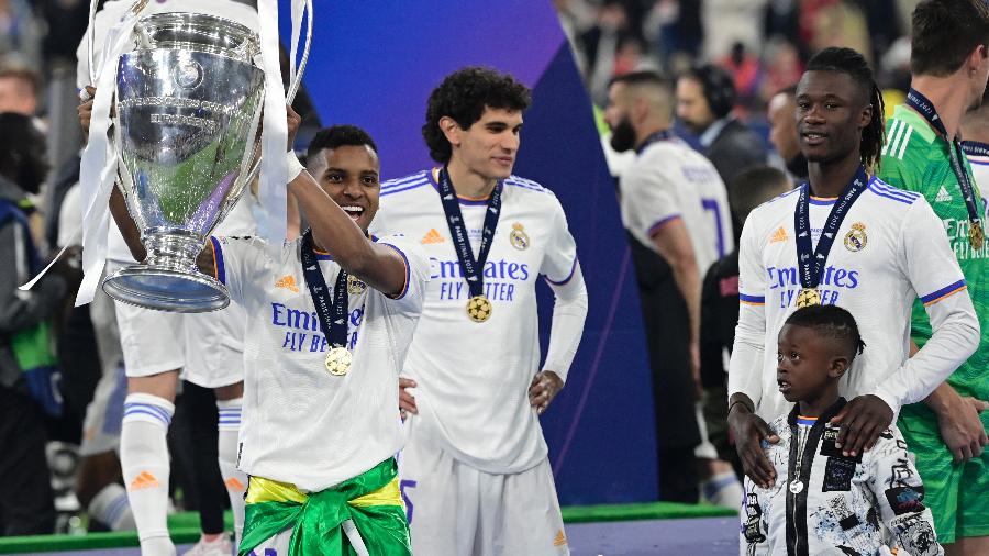Rodrygo, do Real Madrid, erguendo a taça da Liga dos Campeões - JAVIER SORIANO / AFP
