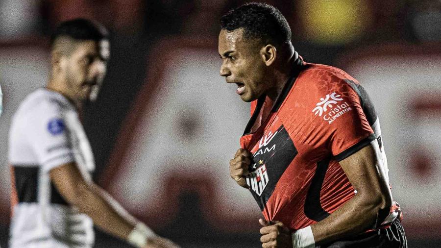 Airton comemora golaço marcado na partida do Atlético-GO diante do Olimpia, disputada no Serra Dourada - Heber Gomes/AGIF