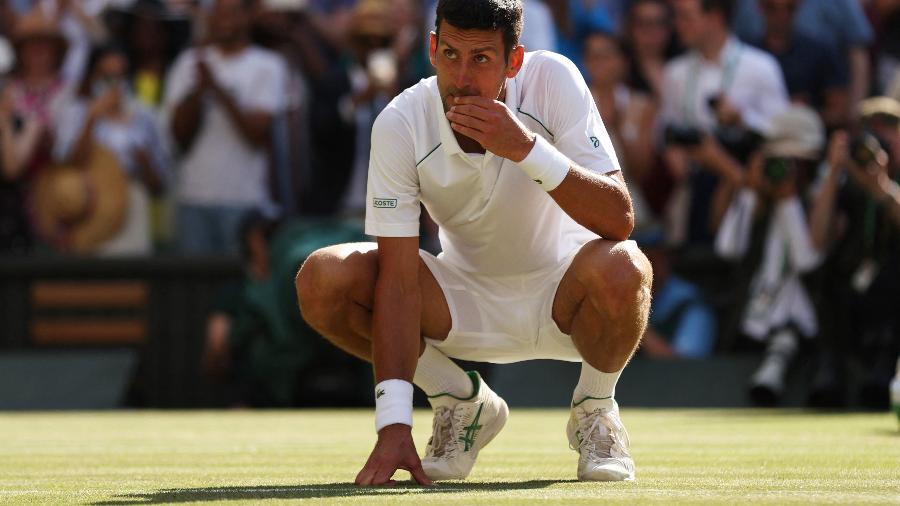 Novak Djokovic come grama da Quadra Central de Wimbledon após conquistar o hepta  - Reuters