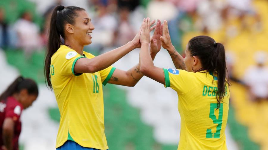 Debinha comemora gol contra a Venezuela pela Copa América feminina -  REUTERS/Amanda Perobelli