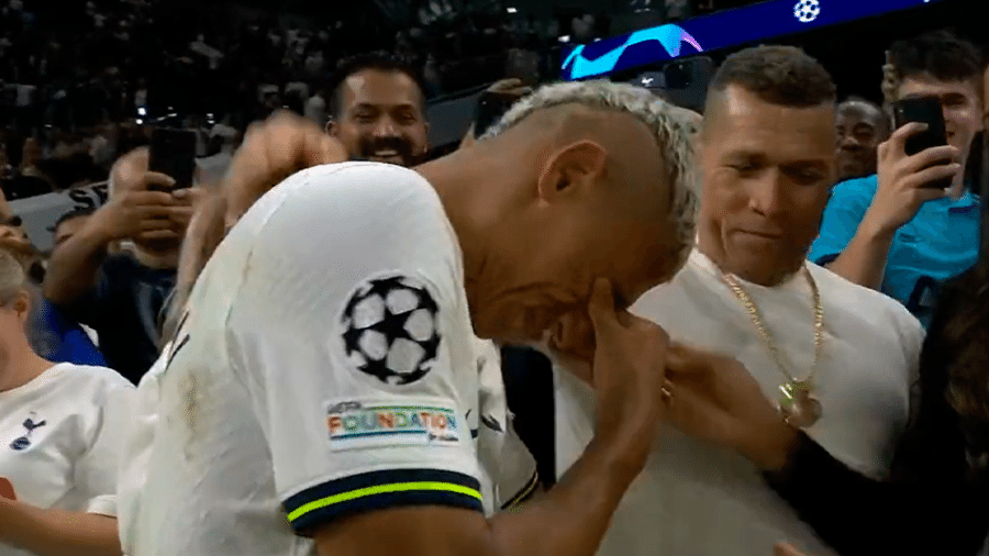 O atacante do Tottenham se emocionou ao abraçar o pai depois de ter marcado dois gols em sua estreia na Liga dos Campeões - Reprodução/Twitter