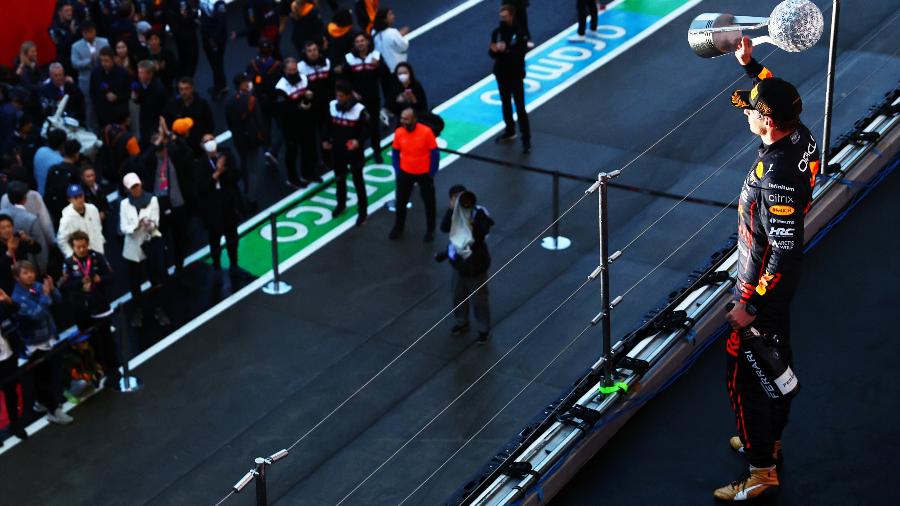 Max Verstappen no pódio do GP do Japão, em Suzuka, onde selou a conquista do bi da F1  - Mark Thompson/Getty Images