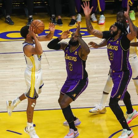 Stephen Curry e LeBron James em ação durante o jogo entre Warriors e Lakers, pela NBA - Tayfun Coskun/Getty