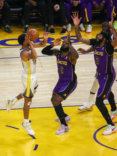 Stephen Curry e LeBron James em ação durante o jogo entre Warriors e Lakers, pela NBA - Tayfun Coskun/Getty
