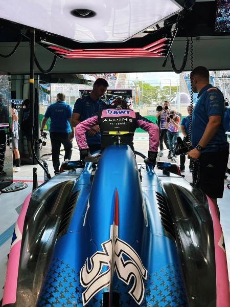 Esteban Ocon nos boxes da Alpine neste sábado em Interlagos