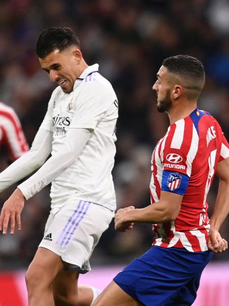Jogadores disputam bola em jogo entre Real Madrid e Atlético de Madrid - OSCAR DEL POZO / AFP