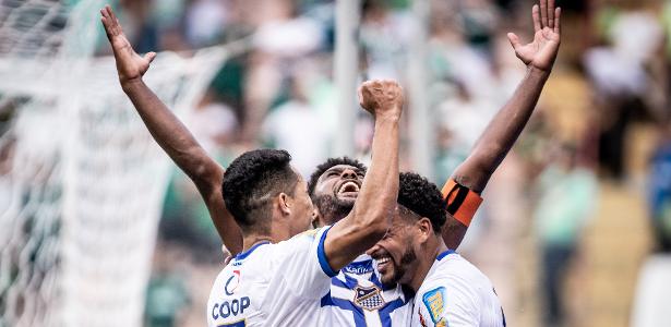 Jogadores do Água Santa comemoram o primeiro gol de Bruno Mezenga contra o Palmeiras