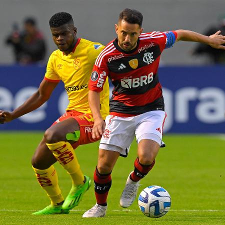 Everton Ribeiro, do Flamengo, em ação contra o Aucas, pela estreia da Libertadores 2023 - Rodrigo Buendia/AFP