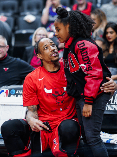 DeMar DeRozan com sua filha de nove anos, Diar. - Reprodução/Twitter/Chicago Bulls