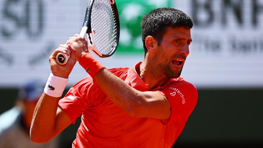 Novak Djokovic reclama do calor e pede jogos de tênis começando mais tarde  nos Jogos de Tóquio - Surto Olímpico