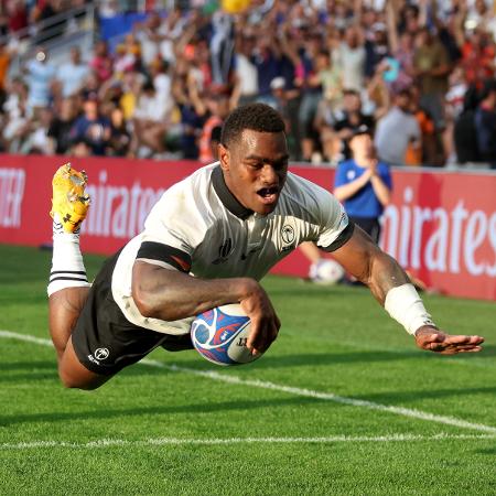 Josua Tuisova, da seleção de Fiji de rúgbi, anota try durante a partida contra a Austrália